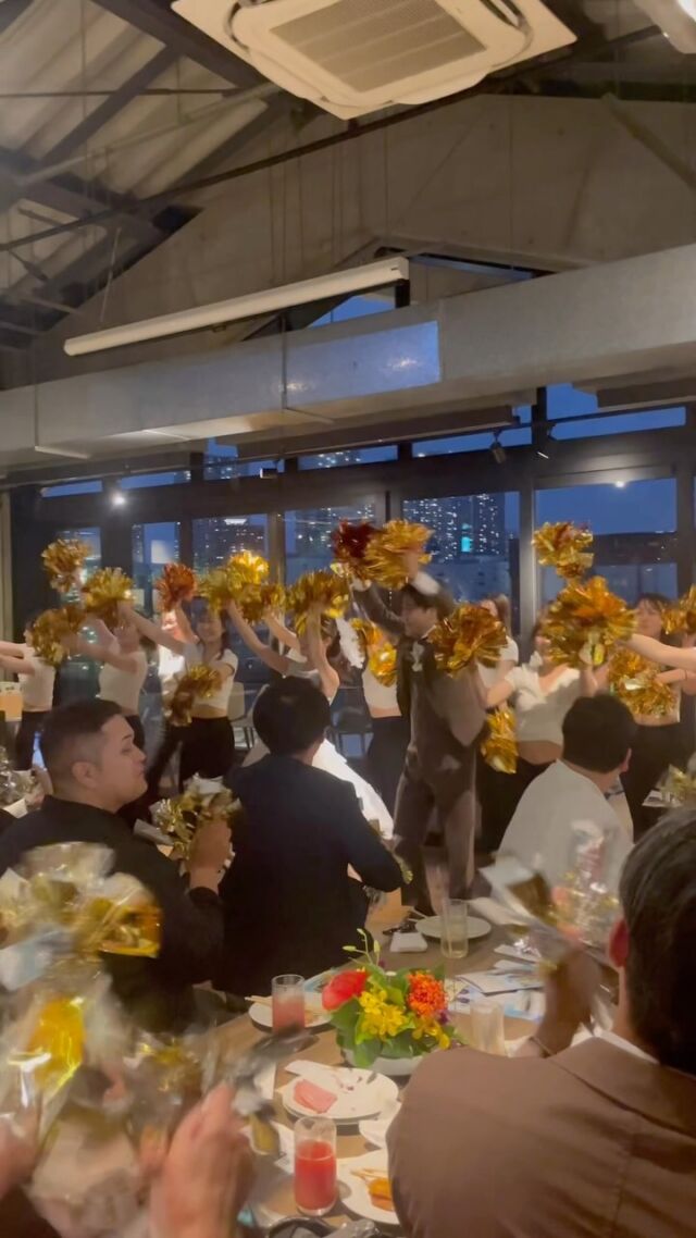concept："First Cheers!"  学生時代にチアダンスをされていた新婦様  パーティー当日は当時の仲間たちと
息の合った華やかなチアダンスパフォーマンスを披露✨  事前にゲストに作っていてだいた
ポンポンは最高の盛り上げアイテムとして活躍！  新婦様のオリジナルチアドレスや
新郎様のまさかのジョインに沸く会場
全員が一体となって盛り上がったパフォーマンスでした🎊  ✽  【ゲストが主役の結婚式】  会場やスタイルからではなく
ふたりの"想い"をカタチにすることから始めていく
セミオーダーウェディング  決してその場限りではない
大切な人たちとの心の交換ができる1日を
NEO FLAG.は全国でプロデュースしています  ✽  お問い合わせやご質問はお気軽にHP、DMからどうぞ
@neo_flag.wedding  実例や結婚式のお役立ち情報など、
HPやYouTubeでも発信しております。
ぜひハイライトからご覧ください💐
.
#neoflag #ネオフラッグ #ウェディングプロデュース #オリジナルウェディング #15次会 #会費制ウェディング #結婚式準備 #チアダンス #チア #結婚式ダンス #結婚式余興 #結婚式チア #ボンボン #ダンス #新郎新婦