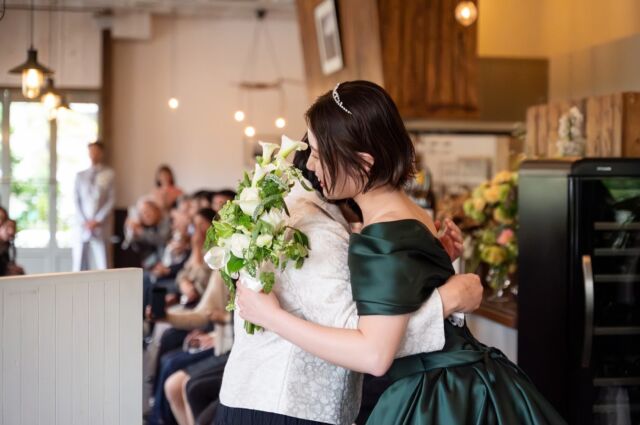 *
"10/10 Ten out of Ten"  バージンロードの手前  ゲストに見守られながら
お母さまから新婦さまへ
最後のお支度としてブーケを手渡す時間  抱き合ったその瞬間
ふたりが目を合わせたときに流れたのは
言葉では表せない想い。  ありがとう
行ってらっしゃい
あなたらしく、ね  きっと本人たちにしかわからない、
たくさんの気持ちがこもっていたはず  少し離れた場所から
娘がバージンロードを歩く姿を見つめるお母さまの表情にも
深い深い、愛があふれていました  #新婦入場 #バージンロード #挙式入場 #neoflag #ネオフラッグ #ウェディングプロデュース #ウエディングプロデュース #オリジナルウェディング #オリジナルウエディング #コンセプトウェディング #レストランウェディング #レストランウエディング #15次会 #ウェディングパーティー #ウエディングパーティー #結婚パーティー #結婚式準備 #プレ花嫁 #卒花レポ